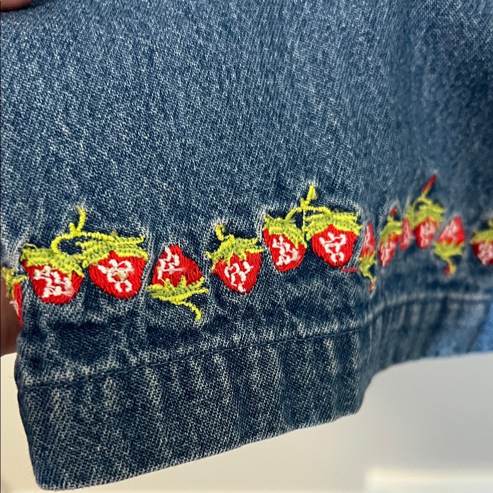 Vintage 90s High Rise Cropped Denim Jeans Embroidered Strawberry Hem Size Small - Picture 5 of 12